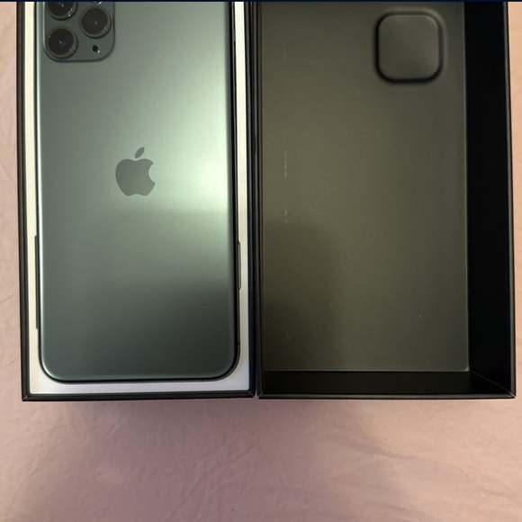 Midnight Green iPhone 11 Pro Max - Picture 2 of 9